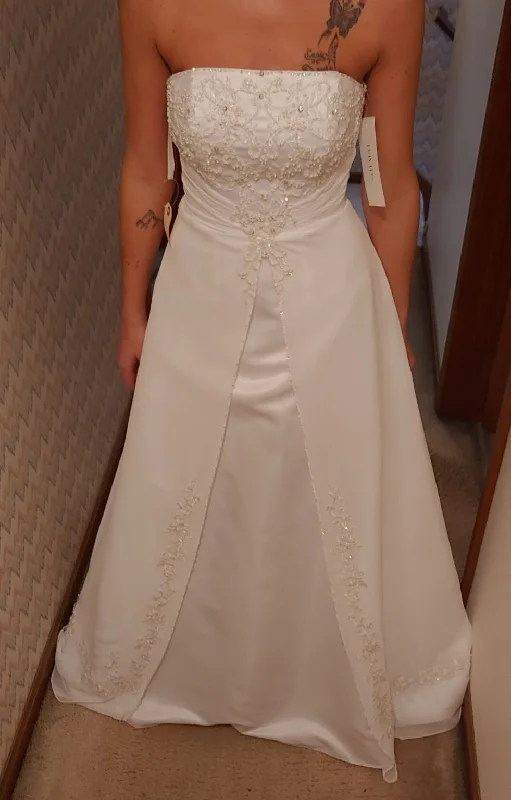 Can't Miss David's Bridal PETITE A-LINE WEDDING DRESS WITH CAP SLEEVES 7V901